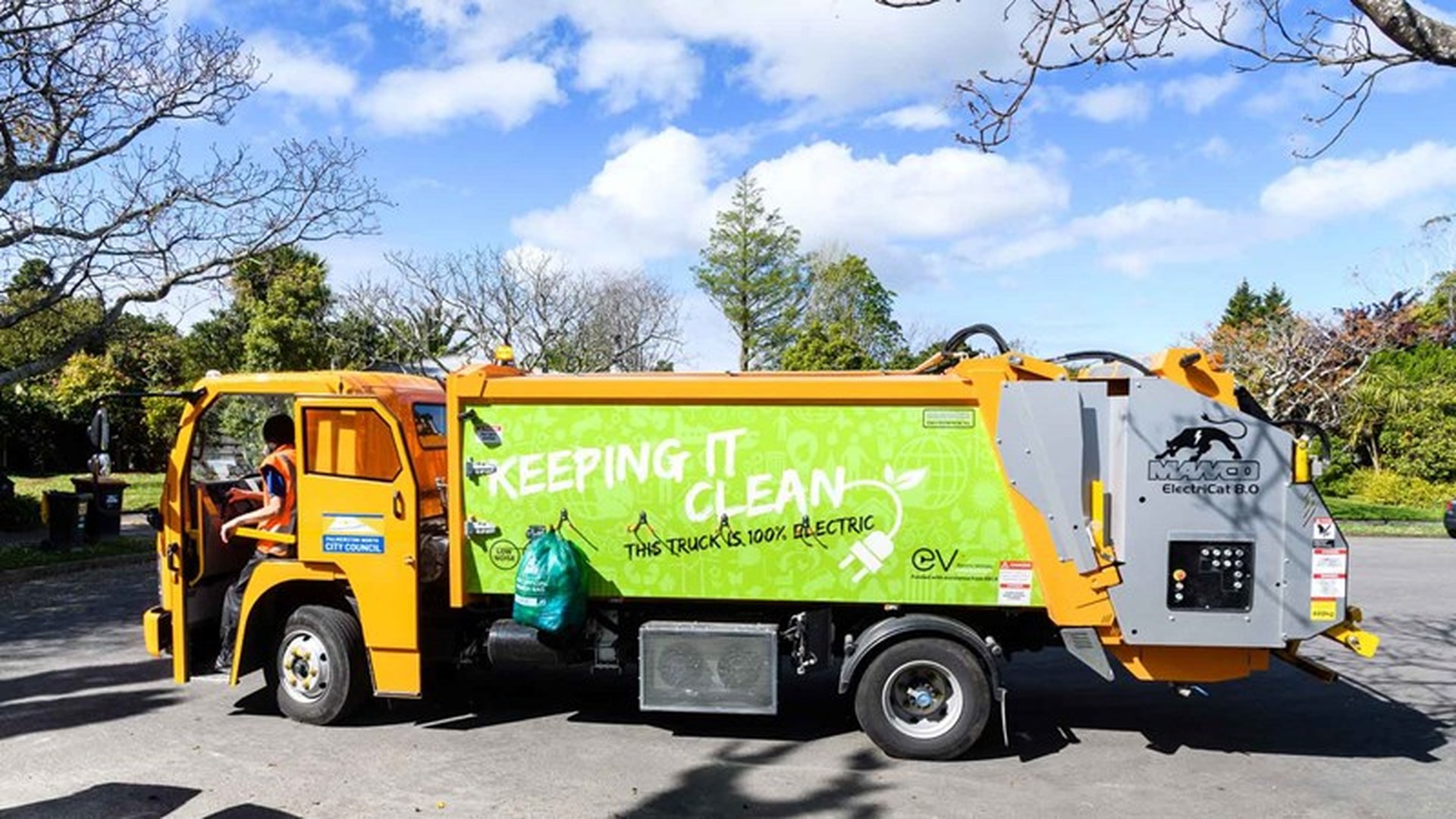 Autofile News / First electric rubbish truck