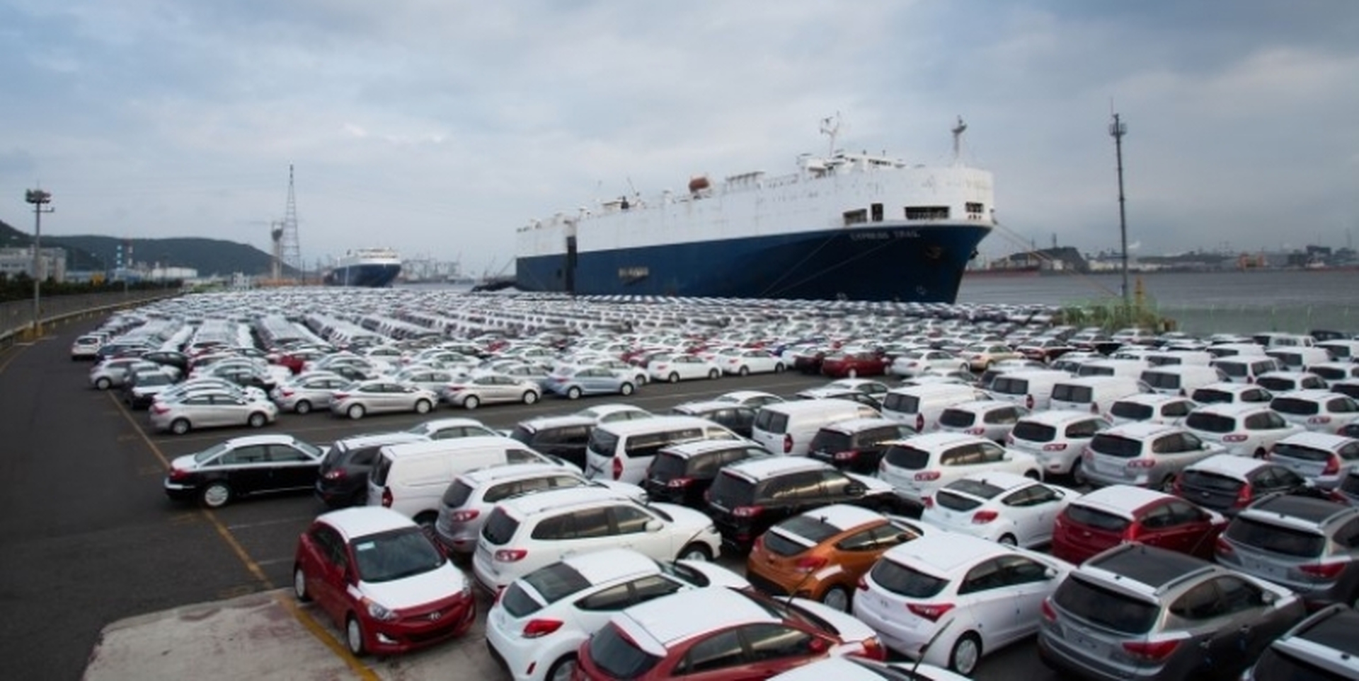 Доставка машин из японии в россию. Машины в порту. Японские машины. Японские автомобили на порту. Корабль с автомобилями.