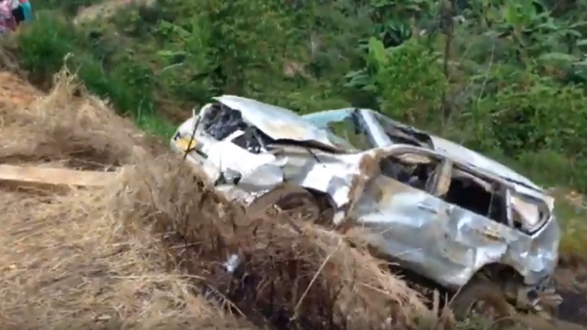 Машины в овраге. Опрокидывание машины в овраге. Разбитый автомобиль. Машина в овраге. Четвёрка улетела в овраг.