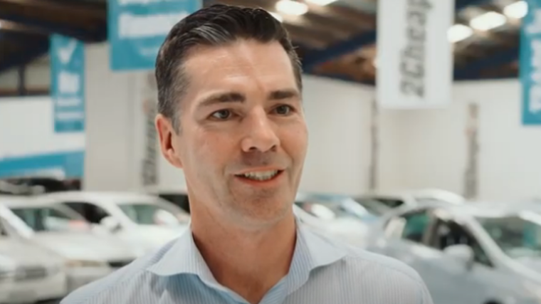 Used-car retailer thinks big