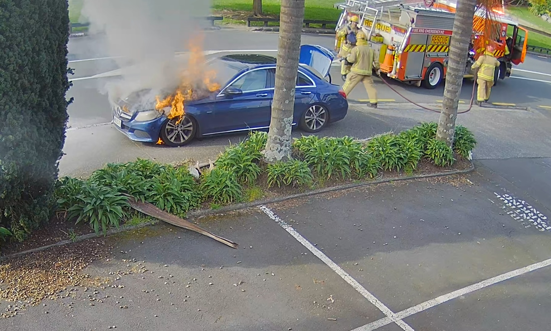 Autofile - News / Hybrid catches fire during drive