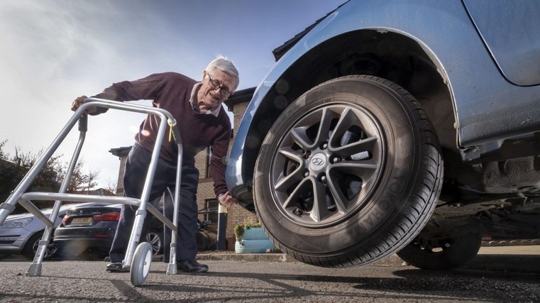 Car-lifting pensioner prank