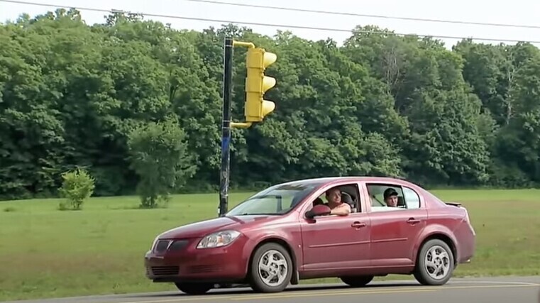 Traffic light prank fools drivers