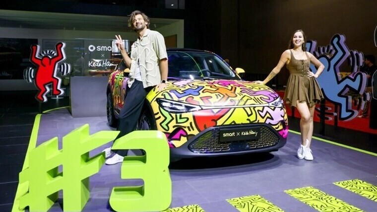 Smart embraces bold art