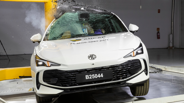 Trio score five-star ratings