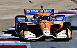 Kiwi pair battle through field