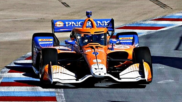 Kiwi pair battle through field