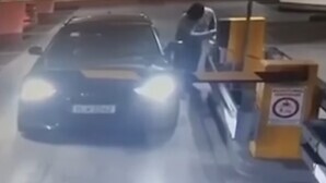 Robber pays for parking