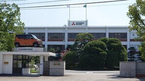 Carmakers suspend output
